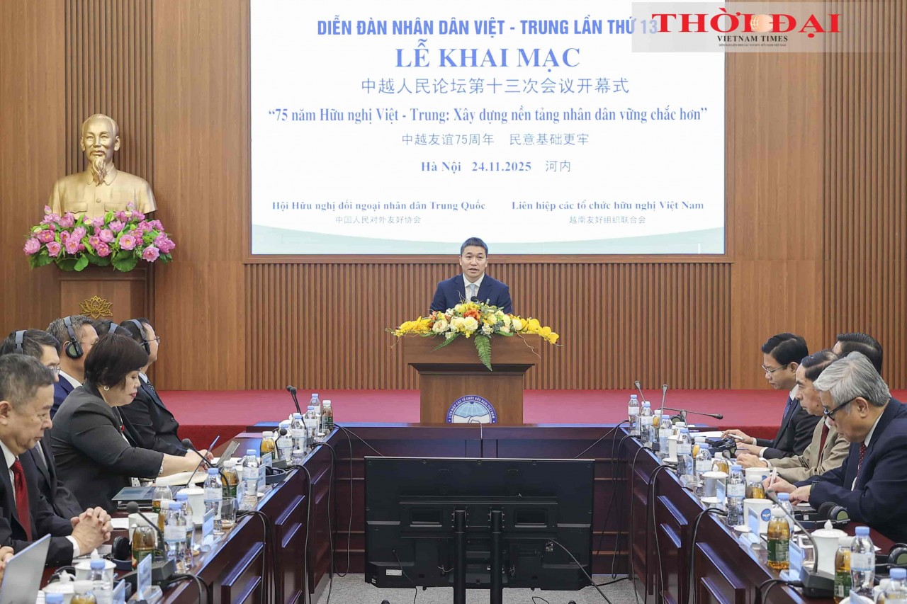 President of the Vietnam Union of Friendship Organizations, delivers the opening remarks at the 13th Vietnam–China People’s Forum. (Photo: Đinh Hòa)