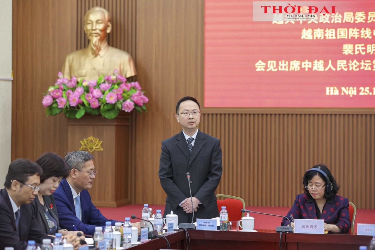 Mr. Sun Xueqing, Vice President of the Chinese People’s Association for Friendship with Foreign Countries, speaks at the meeting. (Photo: Đinh Hòa)