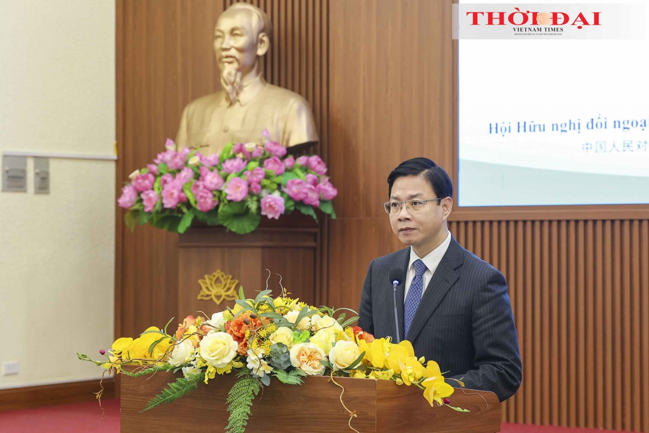 Deputy Minister of Foreign Affairs Ngô Lê Văn speaking at the 13th Vietnam–China People’s Forum. (Photo: Đinh Hòa)