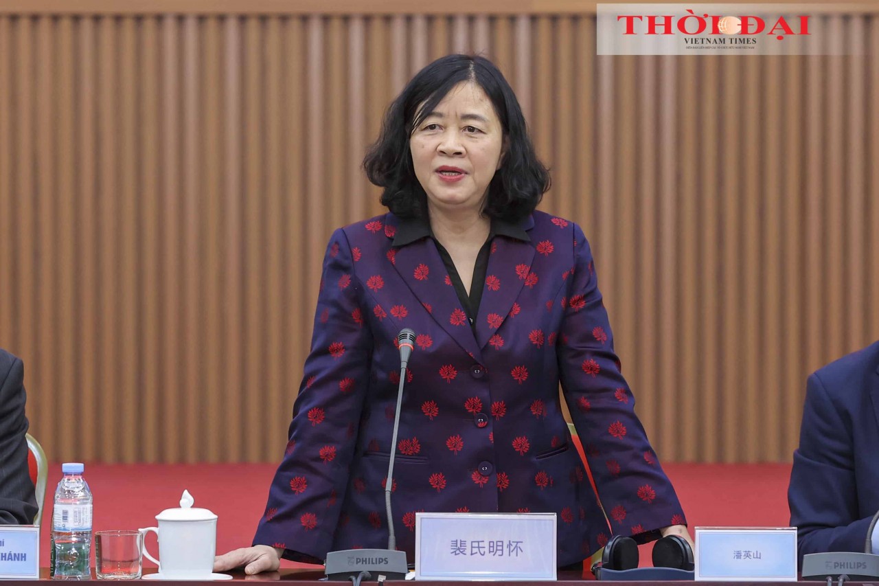 Ms. Bùi Thị Minh Hoài, Politburo Member, Secretary of the Party Central Committee, and President of the Central Committee of the Vietnam Fatherland Front, speaks at the meeting with the delegates attending the 13th Vietnam–China People’s Forum. (Photo: Đinh Hòa)
