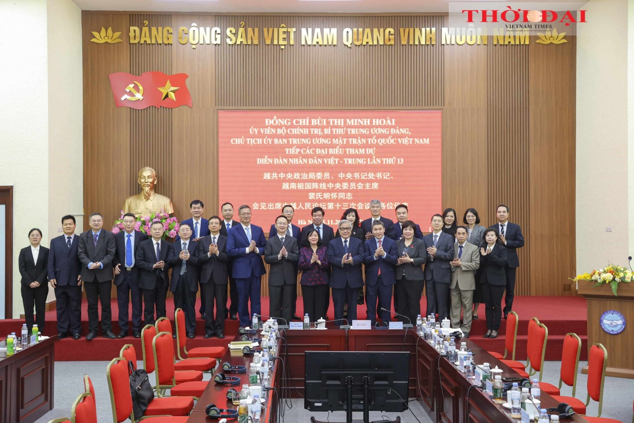 Politburo Member, Secretary of the Party Central Committee, and President of the Central Committee of the Viet Nam Fatherland Front Bui Thi Minh Hoai takes a commemorative photo with the delegates attending the 13th Viet Nam-China People’s Forum. (Photo: Dinh Hoa)