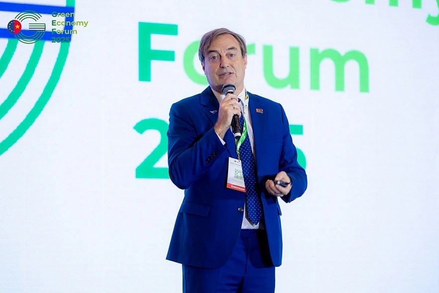 President Bruno Jaspaert of the European Chamber of Commerce in Vietnam speaks at the forum.