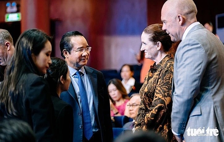 Chairman of the Ho Chi Minh City People’s Committee Nguyen Van Duong talks with New Zealand Ambassador to Vietnam Caroline Beresford at the 50th anniversary of Vietnam-New Zealand diplomatic relations (Photo: tuoitre.vn) Chairman of the Ho Chi Minh City People’s Committee Nguyen Van Duong talks with New Zealand Ambassador to Vietnam Caroline Beresford at the 50th anniversary of Vietnam-New Zealand diplomatic relations (Photo: tuoitre.vn)