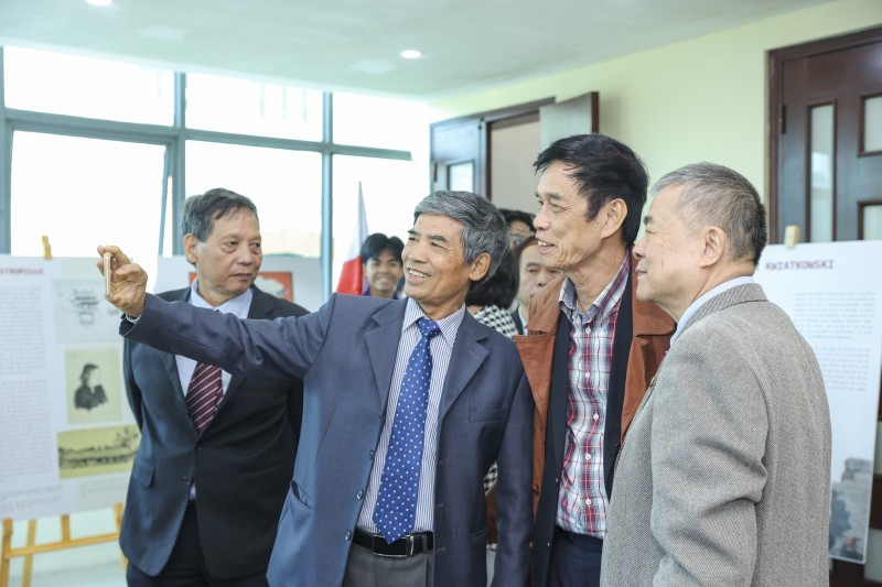 Many former students and researchers attended the gathering. (Photo: Đinh Hòa) Many former students and researchers attended the gathering. (Photo: Đinh Hòa)