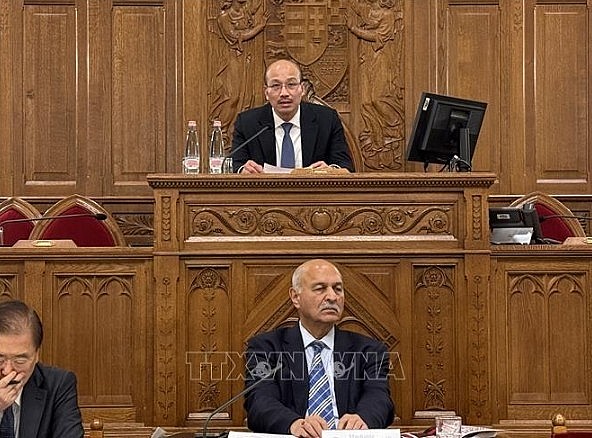 Ambassador Bui Le Thai (front row) speaks at the sixth Asia–Europe Political Forum in Hungary. (Photo: VNA)