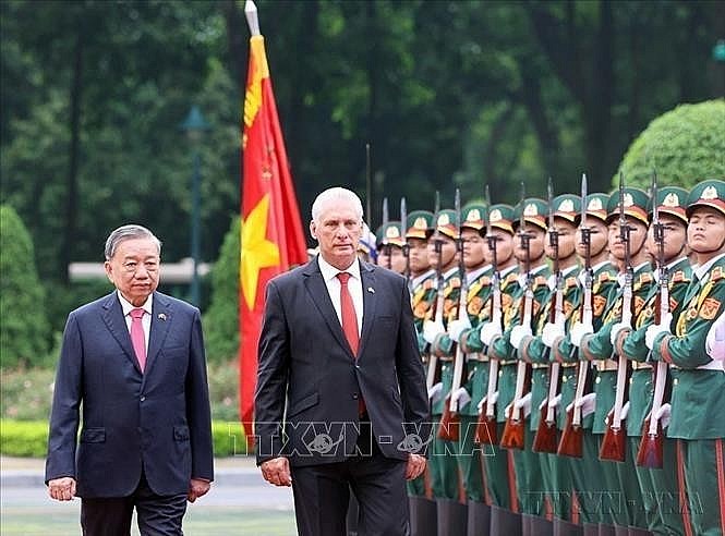 Party General Secretary To Lam (left) chairs the official welcome ceremony for First Secretary of the Central Committee of the Communist Party of Cuba and President of Cuba Miguel Díaz-Canel Bermúdez, who is on a state visit to Vietnam from August 31 to September 2, 2025. (Photo: VNA)