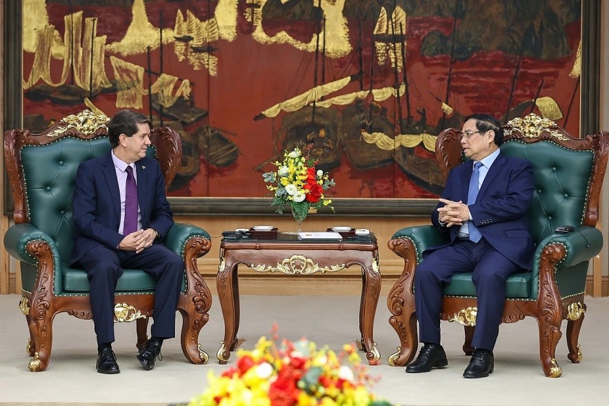 Vietnamese Prime Minister Pham Minh Chinh (R) and Prensa Latina President Jorge Leganoa Alonso during their meeting in Hanoi on December 1. (Photo: VGP)