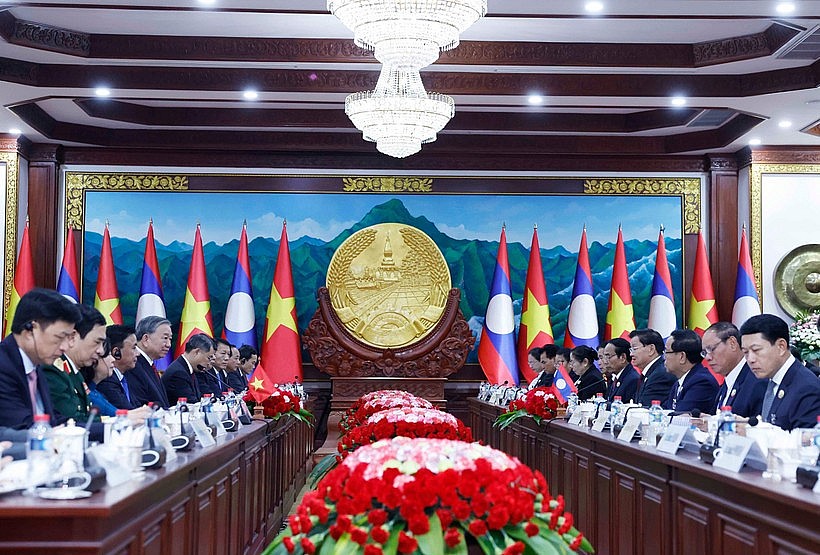 General Secretary of the Communist Party of Vietnam (CPV) To Lam and General Secretary of the Lao People’s Revolutionary Party (LPRP) hold talks in Vientiane on December 1, 2025. (Photo: VNA)