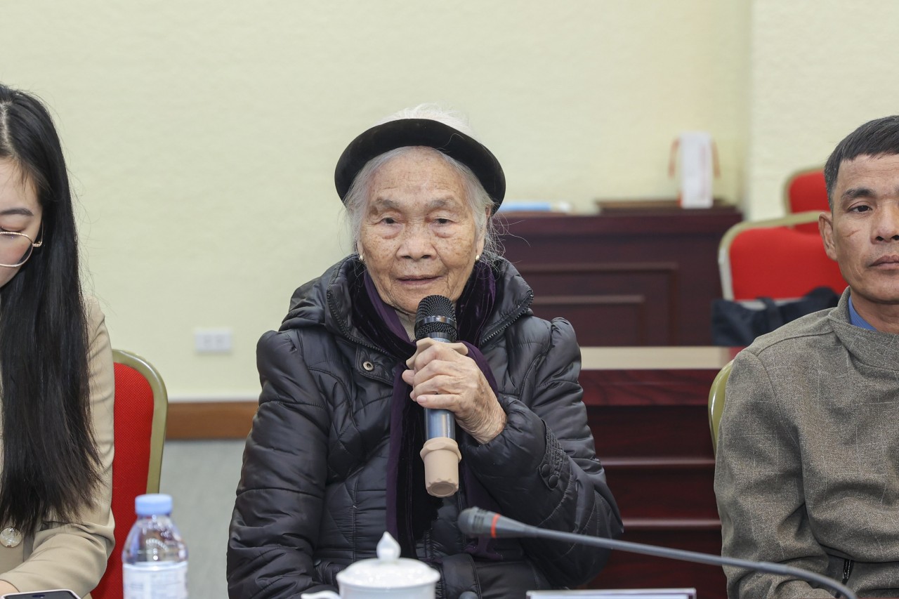 Tạ Thị Hồng shares the story of receiving the keepsake of her son, martyr Nguyễn Ngọc Thơ. (Photo: Đinh Hòa) Tạ Thị Hồng shares the story of receiving the keepsake of her son, martyr Nguyễn Ngọc Thơ. (Photo: Đinh Hòa)