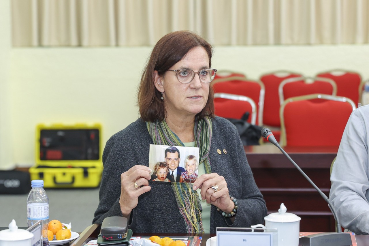 Kimberly Carlson Benner — daughter of Air Force Captain John W. Carlson — offers several search-related recommendations. (Photo: Đinh Hòa) Kimberly Carlson Benner — daughter of Air Force Captain John W. Carlson — offers several search-related recommendations. (Photo: Đinh Hòa)
