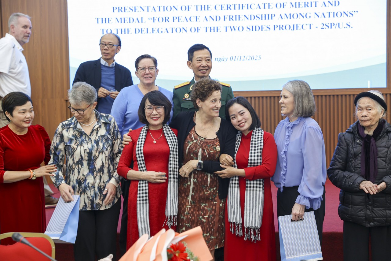 Vietnamese and American delegates exchange gifts and take commemorative photos. (Photo: Đinh Hòa) Vietnamese and American delegates exchange gifts and take commemorative photos. (Photo: Đinh Hòa)