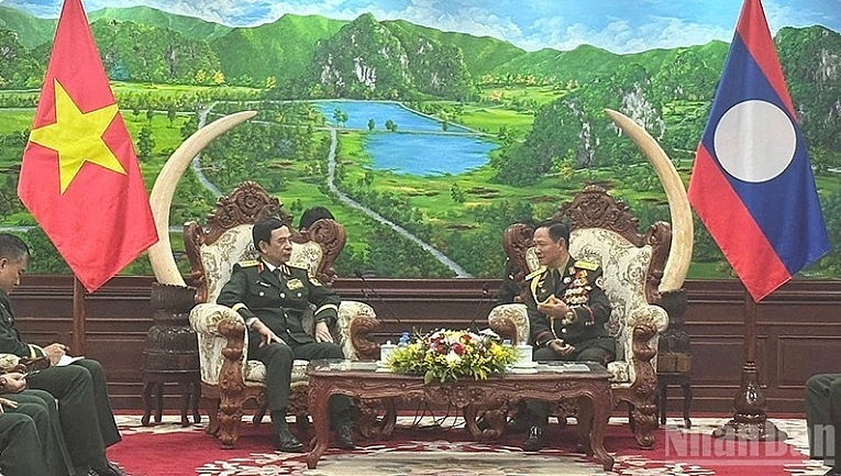 General Phan Van Giang meets with Lao Sen. Lieut. Gen Khamliang Outhakaysone (Photo:nhandan.vn) General Phan Van Giang meets with Lao Sen. Lieut. Gen Khamliang Outhakaysone (Photo:nhandan.vn)