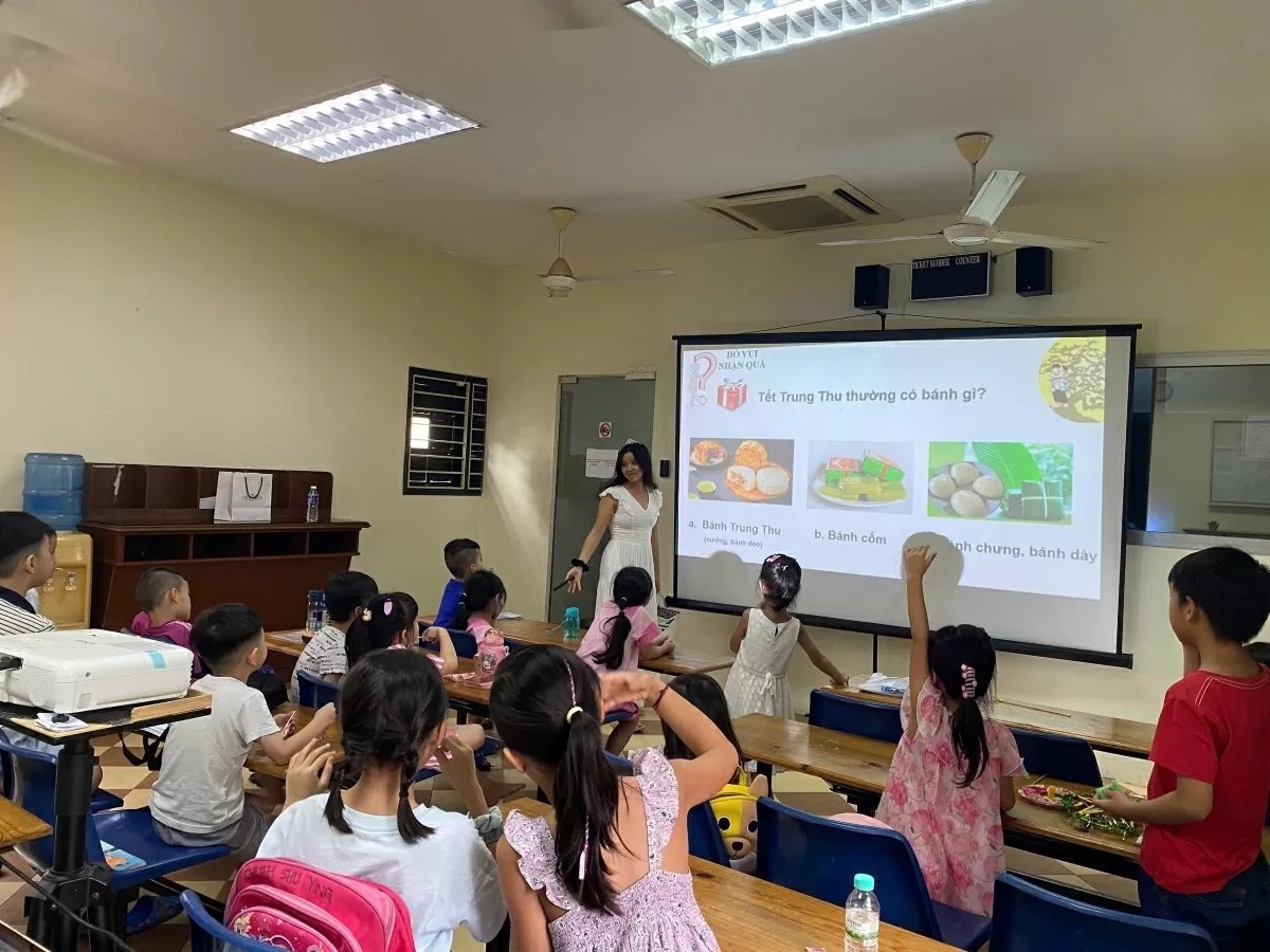 Lê Nguyễn Lưu An during a Mid-Autumn Festival–themed extracurricular activity.