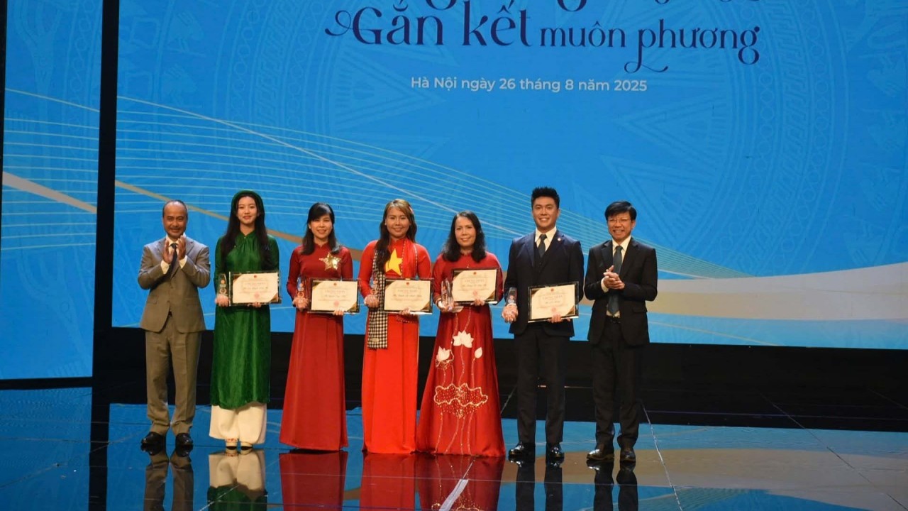Lê Nguyễn Lưu An (second from left) is the youngest contestant honored as an Overseas Vietnamese Language Ambassador in 2025.