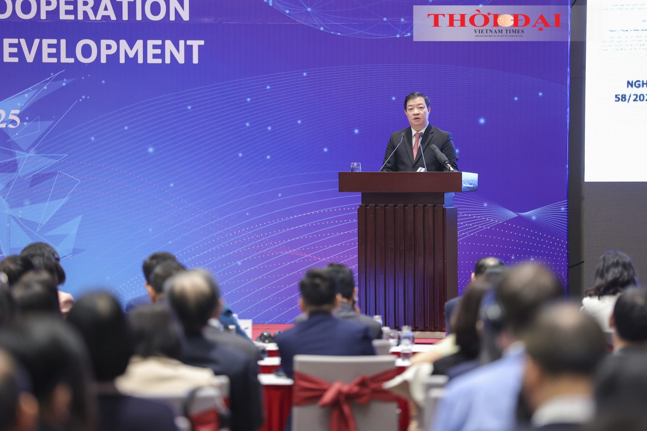 Vice President of the Viet Nam Union of Friendship Organizations and Vice Chairman of the Committee for INGO Affairs Nguyen Ngoc Hung delivers an overview report on cooperation between Viet Nam and INGOs for the 2020–2025 period and orientations for future cooperation. (Photo: Dinh Hoa)