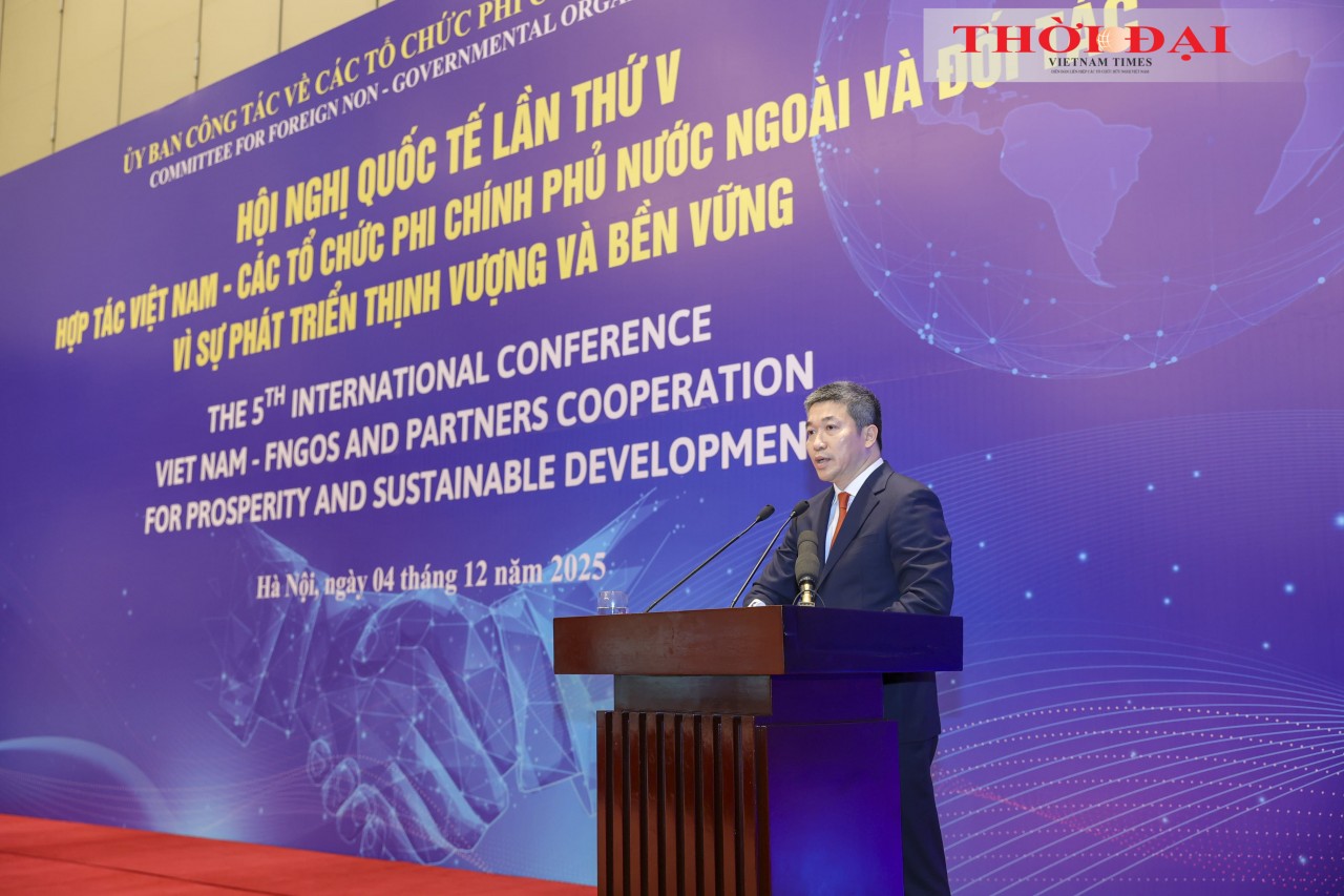 President of the Viet Nam Union of Friendship Organizations Phan Anh Son delivers the welcoming remarks at the Conference. (Photo: Dinh Hoa)