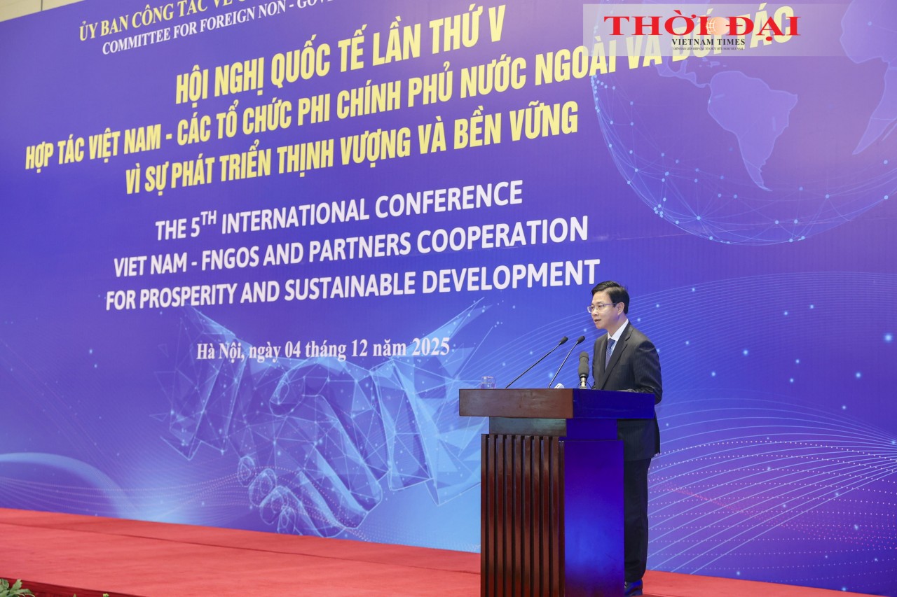 Deputy Minister of Foreign Affairs and Chairman of the Committee for INGO Affairs Ngo Le Van delivers the opening remarks. (Photo: Dinh Hoa)