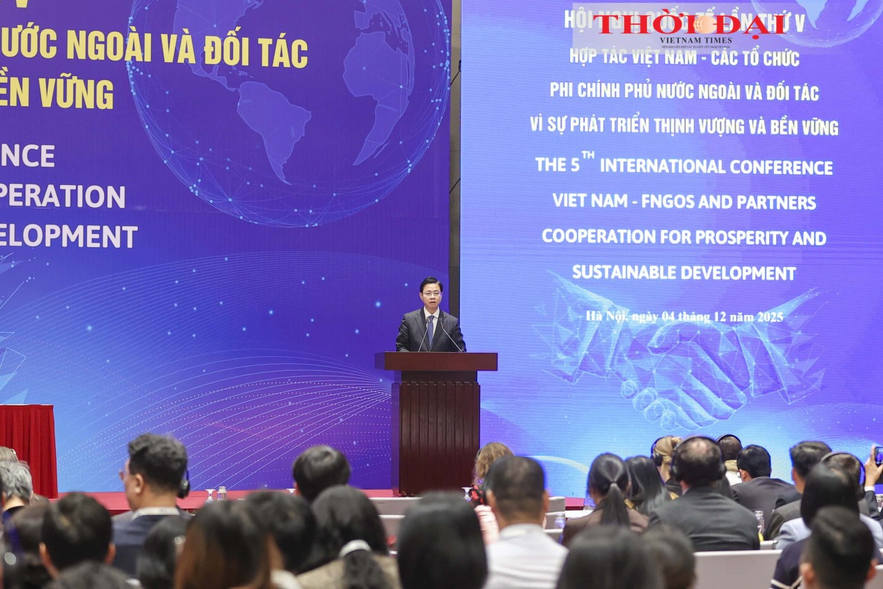 Deputy Minister of Foreign Affairs and Chairman of the Committee for Foreign NGO Affairs Ngo Le Van delivers the closing remarks at the Conference. (Photo: Đinh Hòa)