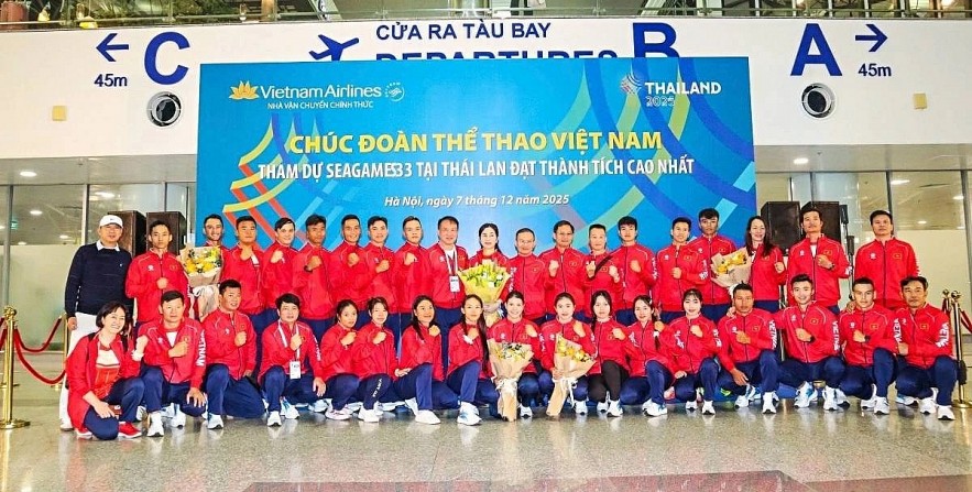 Vietnamese sports officials and athletes pose for a group photo ahead of their departure for Thailand. Vietnamese sports officials and athletes pose for a group photo ahead of their departure for Thailand.