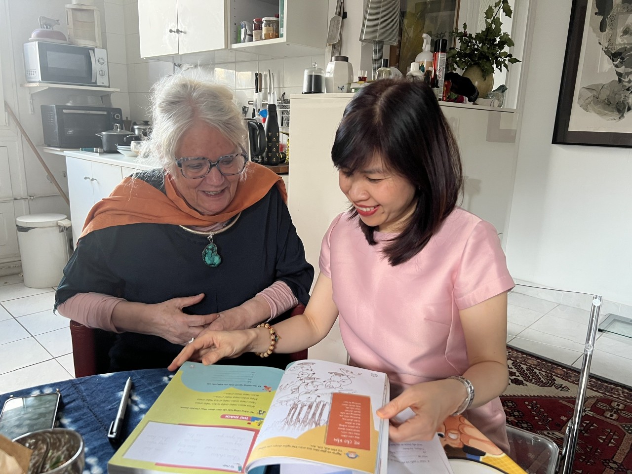 Dr. Hồng Hà maintains free or voluntary-based Vietnamese classes, especially for second-generation Vietnamese children and French learners who love the language. (Photo provided by the subject)