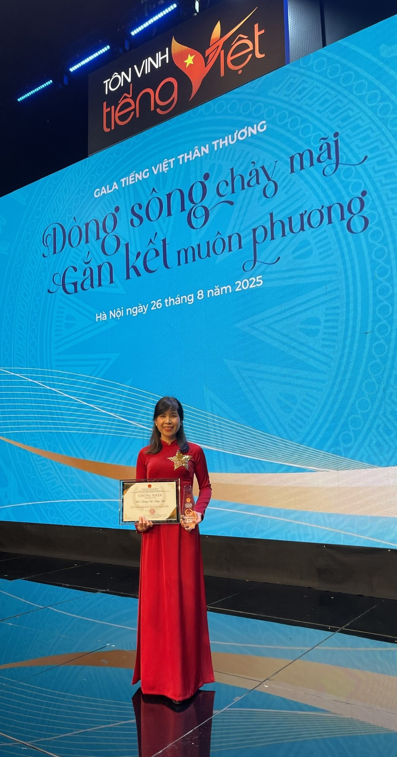 Dr. Hoàng Thị Hồng Hà receives the title “Overseas Vietnamese Language Ambassador 2025.”