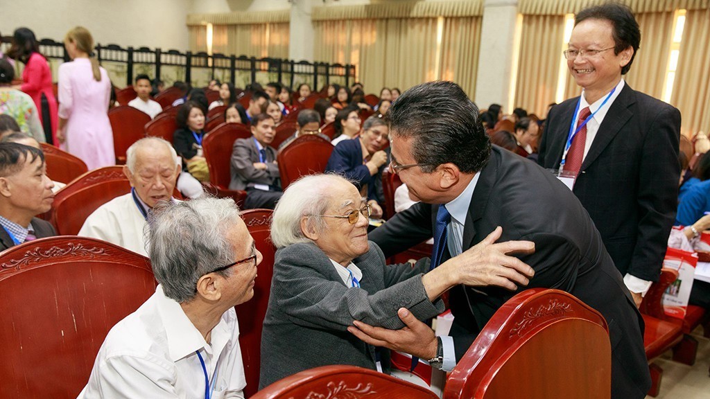 Ambassador Saadi Salama – the Ambassador Extraordinary and Plenipotentiary of Palestine to Vietnam – and Professor Hoàng Trọng Phiến. (Photo: Thành Long)