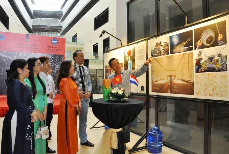 The Union of Friendship Organizations and the Viet Nam-Netherlands Friendship Association of Can Tho City, in coordination with Can Tho University and the Consulate General of the Netherlands in Ho Chi Minh City, organizes a photo exhibition on climate change adaptation. (Photo: HV) The Union of Friendship Organizations and the Viet Nam-Netherlands Friendship Association of Can Tho City, in coordination with Can Tho University and the Consulate General of the Netherlands in Ho Chi Minh City, organizes a photo exhibition on climate change adaptation. (Photo: HV)