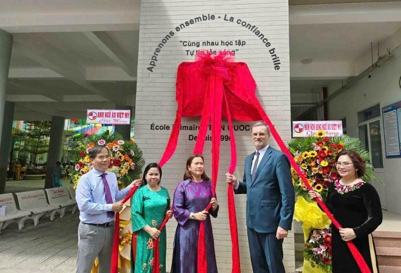 Olivier Brochet, Ambassador of the French Republic to Viet Nam (second from the right), together with leaders of Can Tho City, performs the ceremony to present the LabelFrancEducation signboard to Tran Quoc Toan Primary School. (Photo: HV) Olivier Brochet, Ambassador of the French Republic to Viet Nam (second from the right), together with leaders of Can Tho City, performs the ceremony to present the LabelFrancEducation signboard to Tran Quoc Toan Primary School. (Photo: HV)