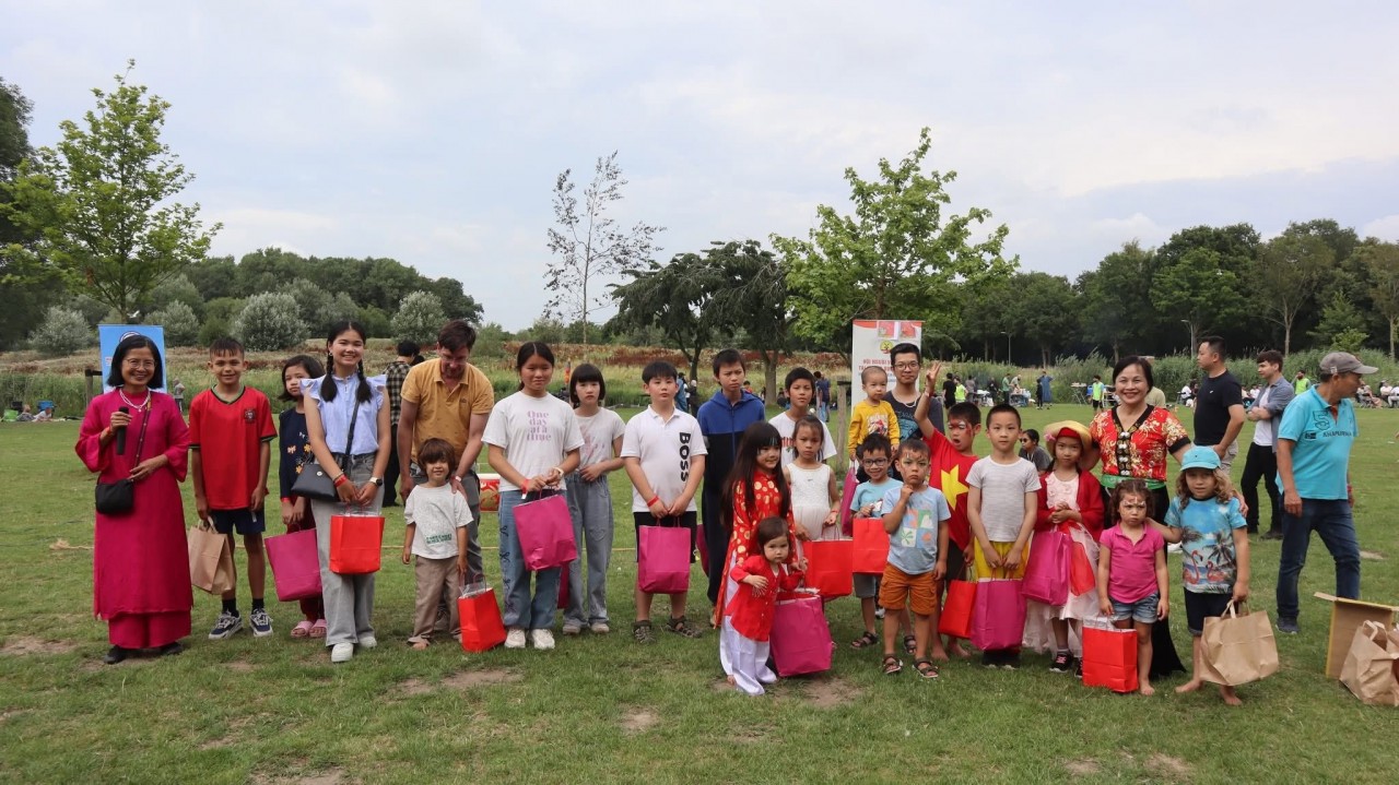 Students of the Tulip Vietnamese Language Center participate in the Dutch community summer camp. (Photo: Tulip Vietnamese Language Center)
