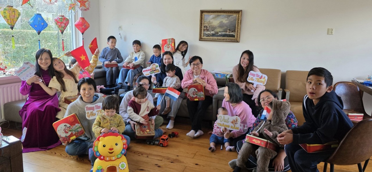 Vietnamese Language "Flourishes" in the Land of Tulips