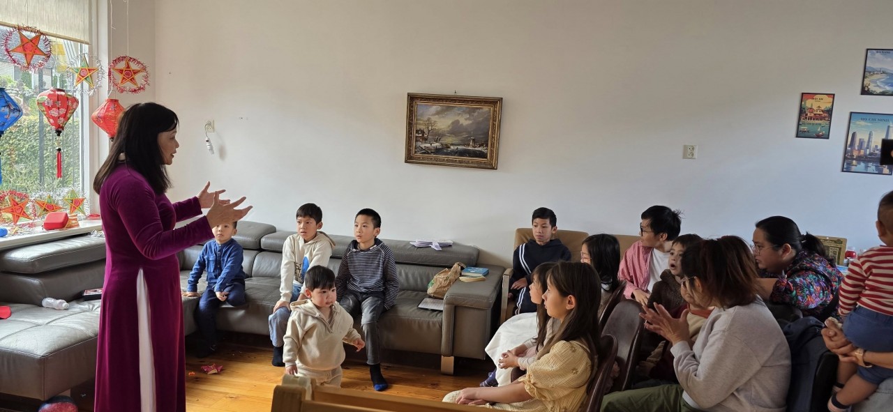 Students listen attentively. (Photo: Tulip Vietnamese Language Center)