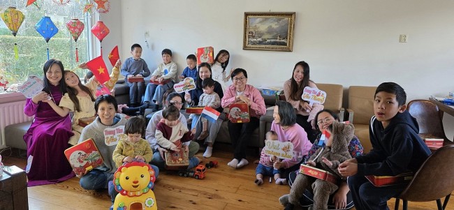 Vietnamese Language "Flourishes" in the Land of Tulips