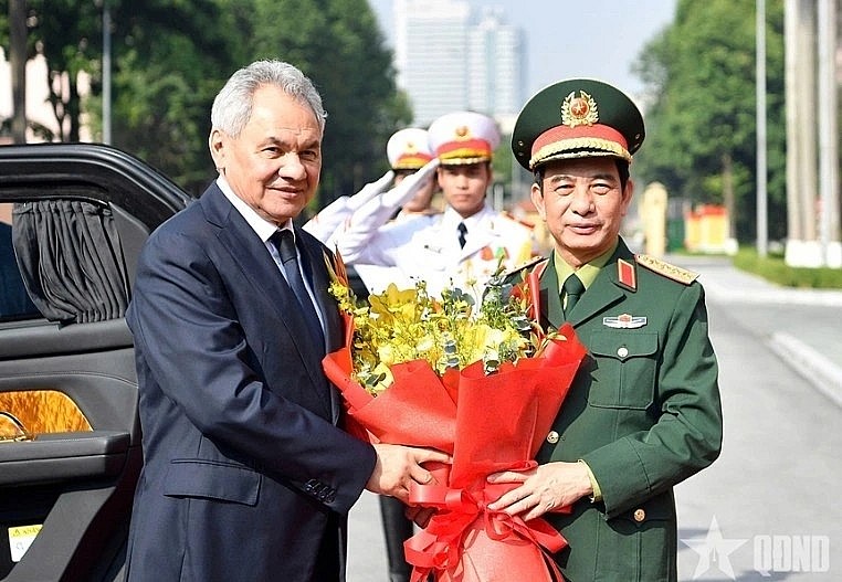 General Phan Van Giang welcomes Russian Security Council Secretary Sergei Shoigu (Photo: qdnd.vn) General Phan Van Giang welcomes Russian Security Council Secretary Sergei Shoigu (Photo: qdnd.vn)