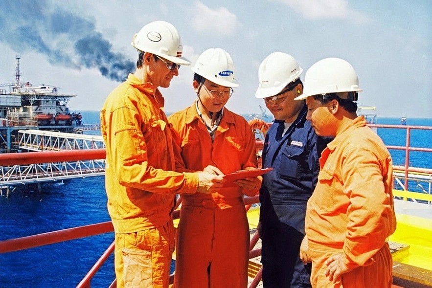 Russian experts provide technical support at a Vietsovpetro drilling platform (Photo: tapchicongsan.org.vn) Russian experts provide technical support at a Vietsovpetro drilling platform (Photo: tapchicongsan.org.vn)