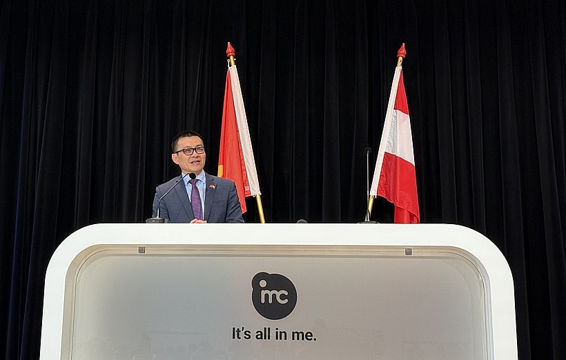 Vietnamese Ambassador to Austria Vu Le Thai Hoang speaks at the Vietnam-Austria forum on skilled labour and vocational training (Photo: VNA) Vietnamese Ambassador to Austria Vu Le Thai Hoang speaks at the Vietnam-Austria forum on skilled labour and vocational training (Photo: VNA)