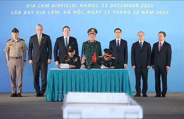At the signing ceremony for the 171st repatriation of remains of US servicemen (Photo: VNA) At the signing ceremony for the 171st repatriation of remains of US servicemen (Photo: VNA)