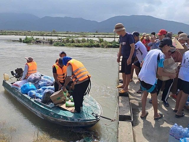 Local authorities strive to provide necessary items to local people at flood-hit areas. Local authorities strive to provide necessary items to local people at flood-hit areas.