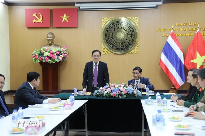 Minister of Foreign Affairs Le Hoai Trung visits and talks with staff of the Embassy of Viet Nam in Thailand. (Photo: Do Sinh/VNA) Minister of Foreign Affairs Le Hoai Trung visits and talks with staff of the Embassy of Viet Nam in Thailand. (Photo: Do Sinh/VNA)