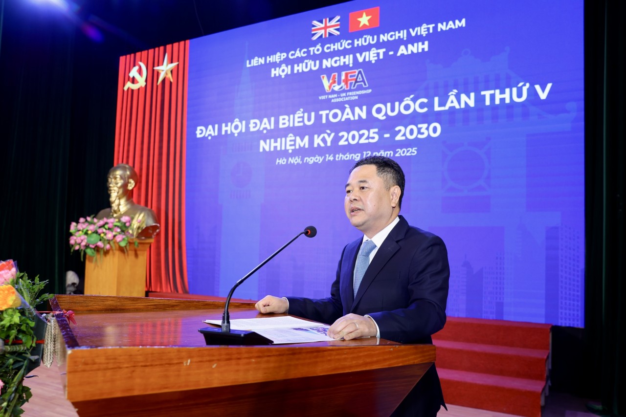 Nguyen Ngoc Canh, Deputy Governor of the State Bank of Vietnam and Chairman of the Vietnam–UK Friendship Association for the 5th term, delivers his inaugural remarks. (Photo: Dinh Hoa).