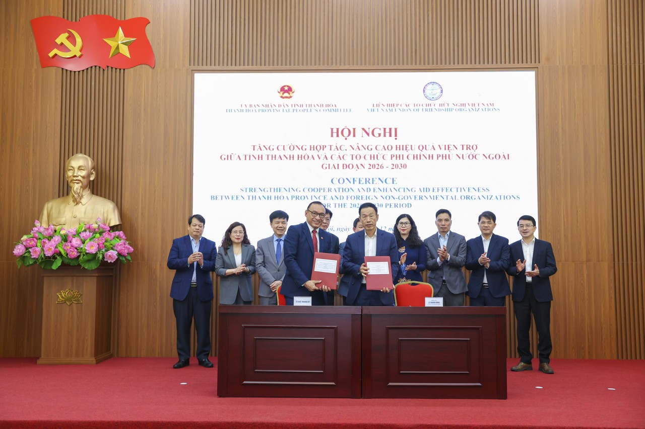 The Thanh Hóa Provincial People’s Committee signs a Memorandum of Understanding on cooperation with World Vision International in Viet Nam. (Photo: Đinh Hòa)