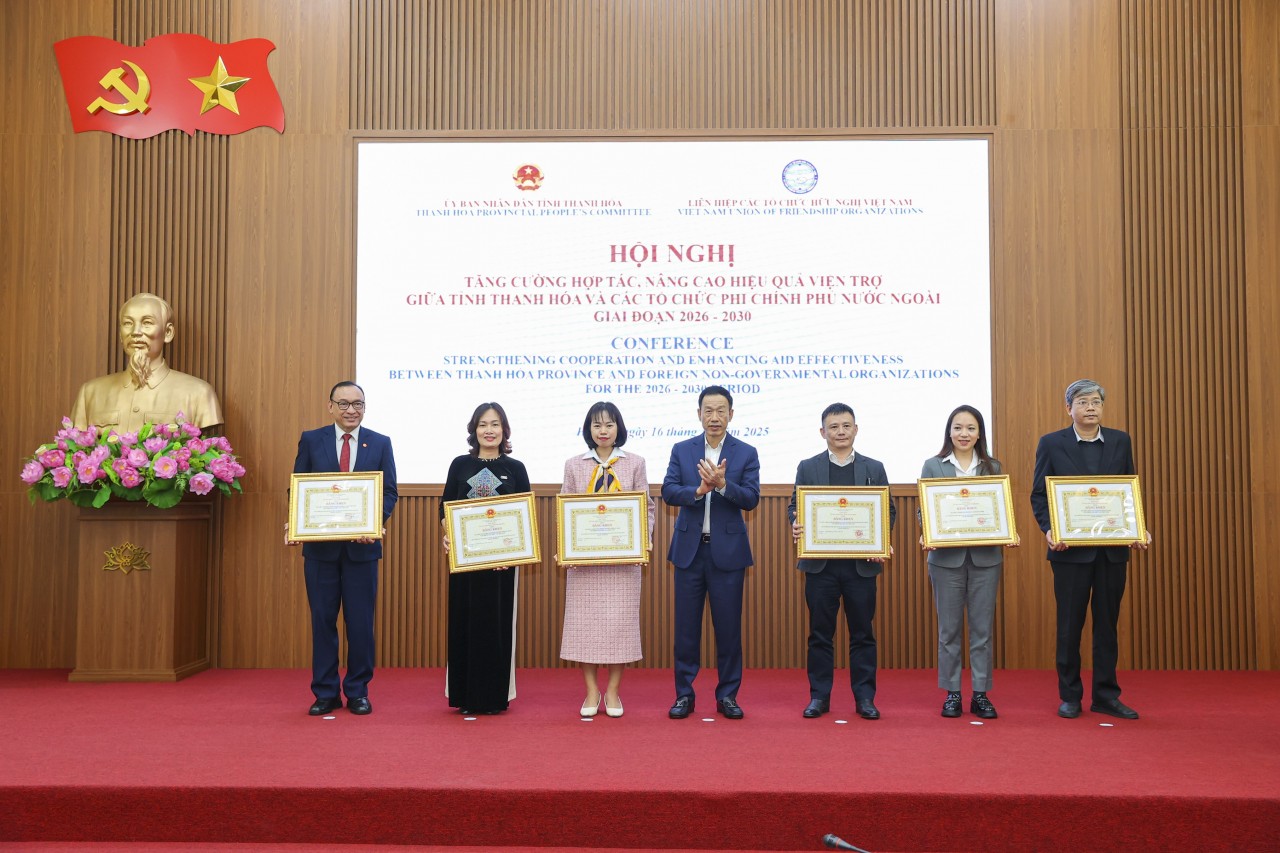 ê Quang Hùng, Member of the Provincial Party Standing Committee and Vice Chairman of the Thanh Hóa Provincial People’s Committee, presents Certificates of Merit of the Chairman of the Thanh Hóa Provincial People’s Committee to foreign non-governmental organizations for their positive contributions in recent years. (Photo: Đinh Hòa)