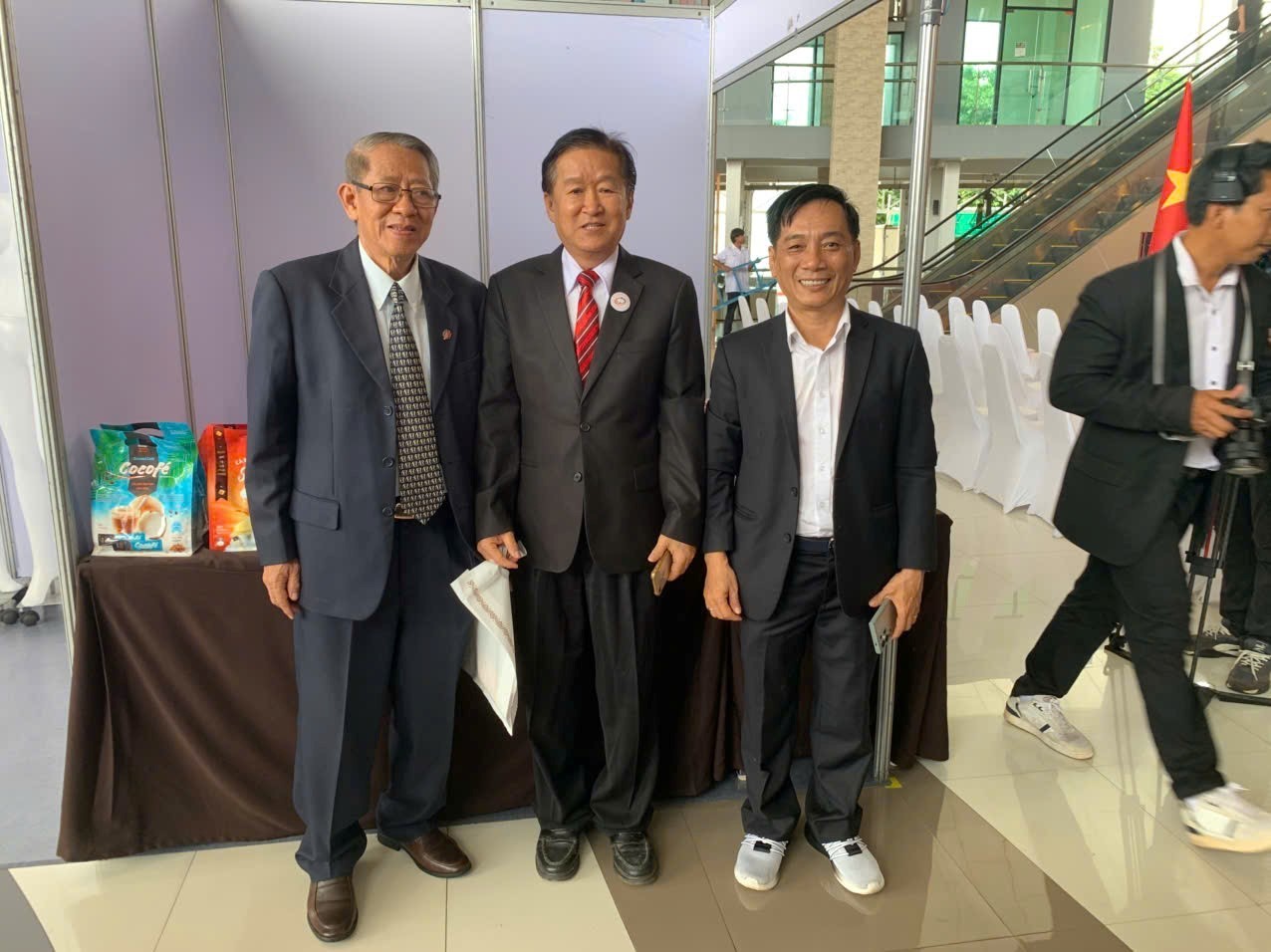 International Friends, Foreign Affairs Experts Offer Recommendations to Strengthen Ties Between Vietnamese People and the World