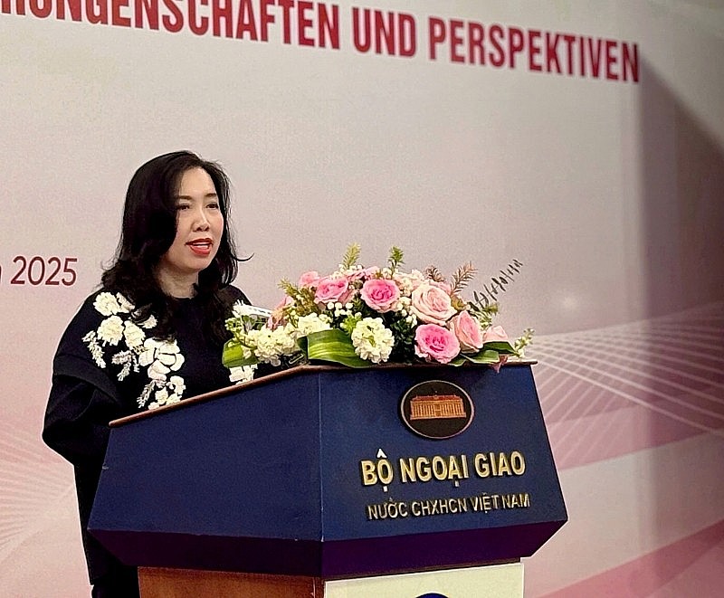 Vietnamese Deputy Minister of Foreign Affairs Le Thi Thu Hang speaks at the seminar. (Photo: cand.com.vn)