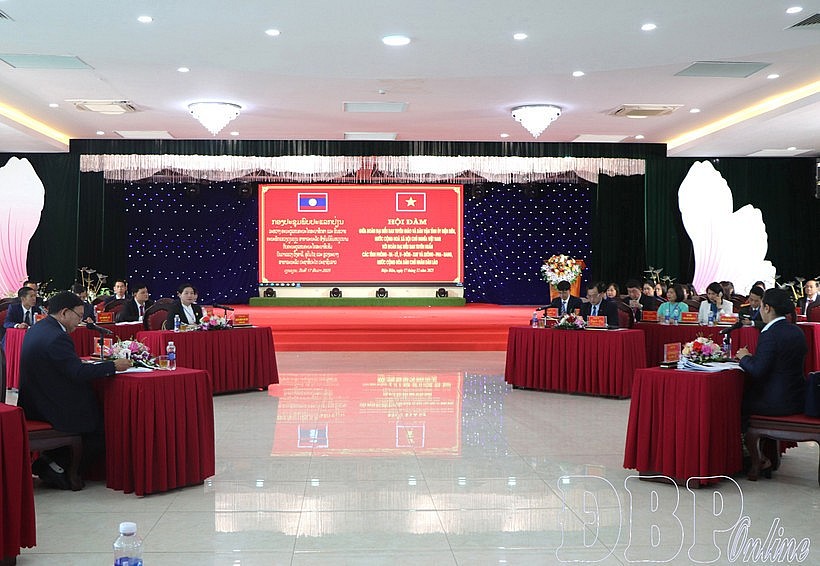 At the meeting between the Dien Bien Party Committee’s Commission for Information, Education and Mass Mobilisation and the propaganda information and training commissions of the Party committees of the Lao provinces of Phongsaly, Oudomxay and Luang Prabang, held in Vietnam's northwestern mountainous province on December 17. (Photo: dienbientv.vn)
