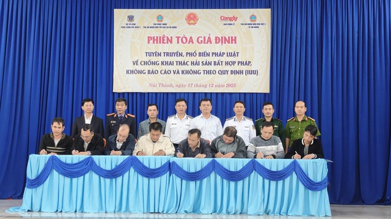 Fishermen sign commitments not to violate IUU fishing regulations (Photo: NT/VGP)