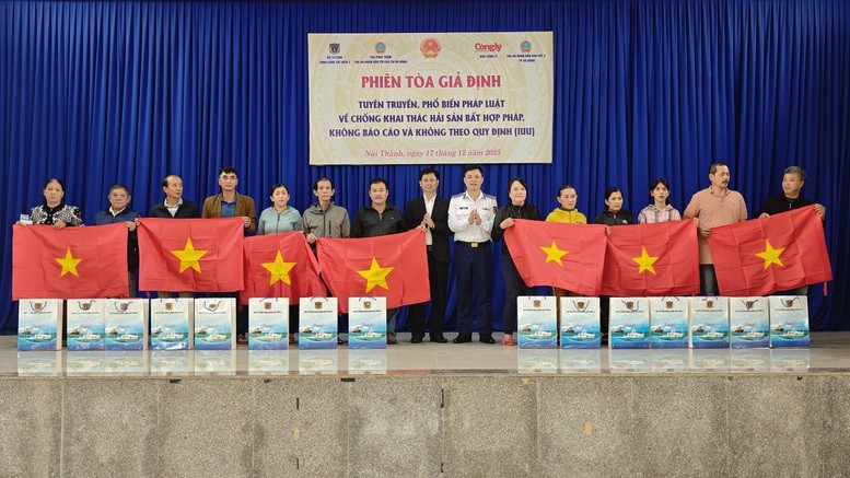 Gifts presented to fishermen in difficult circumstances in Nui Thanh commune, Da Nang City (Photo: NT/VGP)