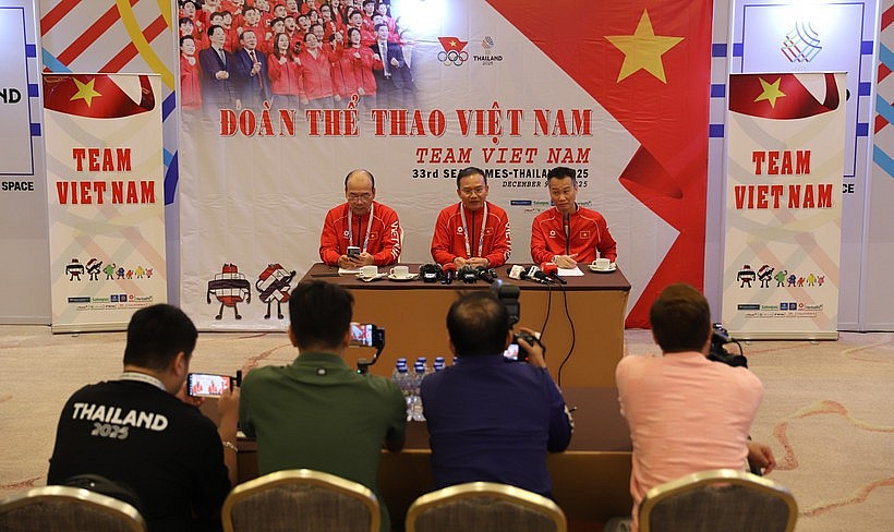 Head of the Vietnamese sports delegation Nguyen Hong Minh (centre) and two deputy heads of the delegation preside over the meeting with reporters covering the SEA Games in Bangkok. (Photo: VNA)
