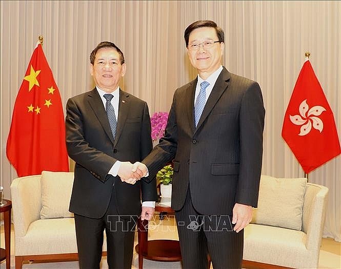 Deputy Prime Minister Ho Duc Phoc (left) and Chief Executive of the Hong Kong Special Administrative Region (HKSAR) John Lee Ka-chiu at their meeting on December 19 (Photo: VNA)