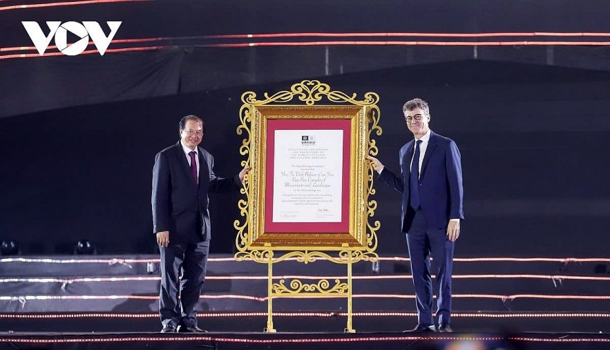 Jonathan Baker, Head of the UNESCO Office in Vietnam, presents the UNESCO certificate to a representative of Quang Ninh province