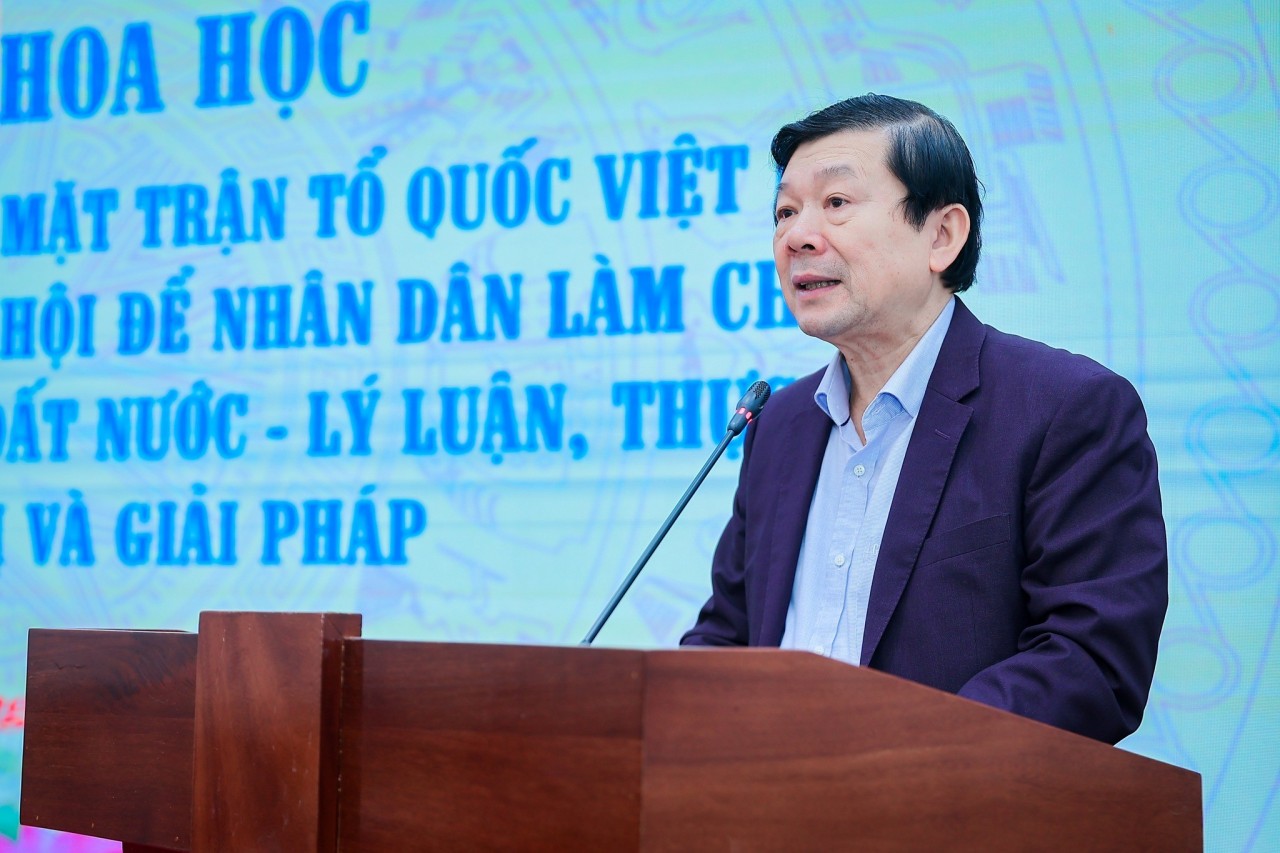Dr. Nguyễn Hữu Dũng, former Vice Chairman of the Central Committee of the Vietnam Fatherland Front and head of the research project, speaks at the workshop. (Photo: mattran.org.vn)